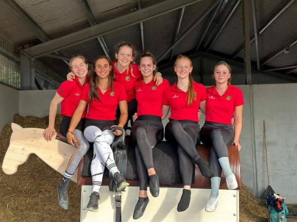 Voltige: Een verslag van onze voltigeurs tijdens het WK Juniors, WK Young Vaulters en EK Seniors te Flyinge